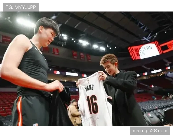 任嘉伦作为首位全程解说NBA全明星的中国男演员亮相，赛前与文班亚马进行乒乓球对决