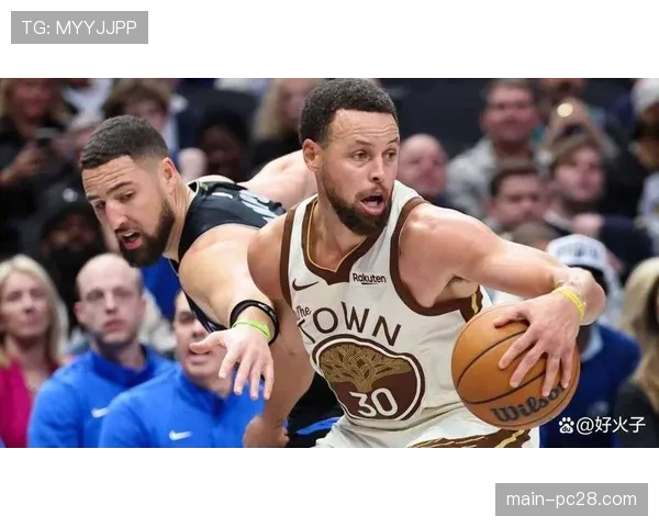 特写：斯蒂芬·库里与克莱·汤普森在球员通道长时间交谈，疑似回顾“水花兄弟”岁月