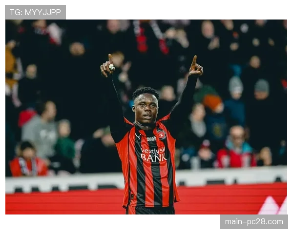 镜头：因对方门将出击失误捡漏得分后，格鲁达手指助攻者示意感谢其传中