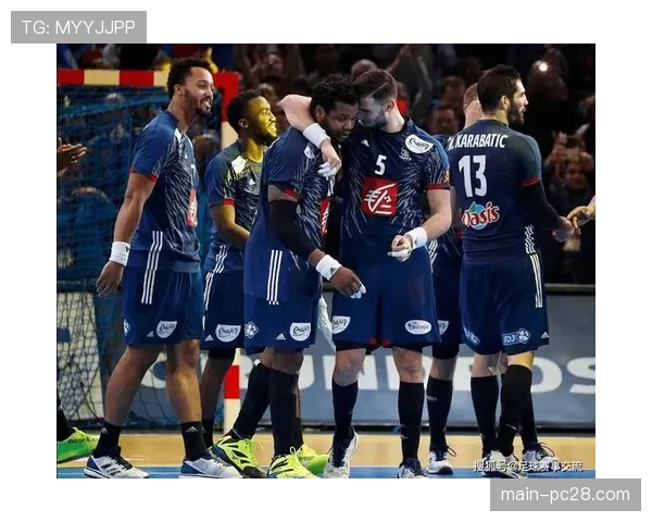 特写:布雷斯特球迷在暴雨中高歌90分钟,见证球队绝平劲敌 特写:布雷斯特球迷在暴雨中高歌90分钟,见证球队绝平劲敌