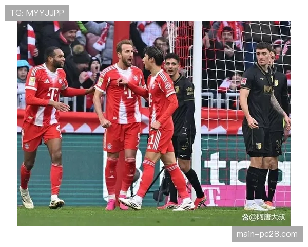 特写：在奥格斯堡完成德甲首秀后，17岁小将与家人的拥抱时刻